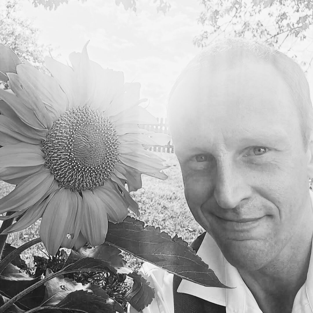 Autor Florian Dietel mit einer Sonnenblume